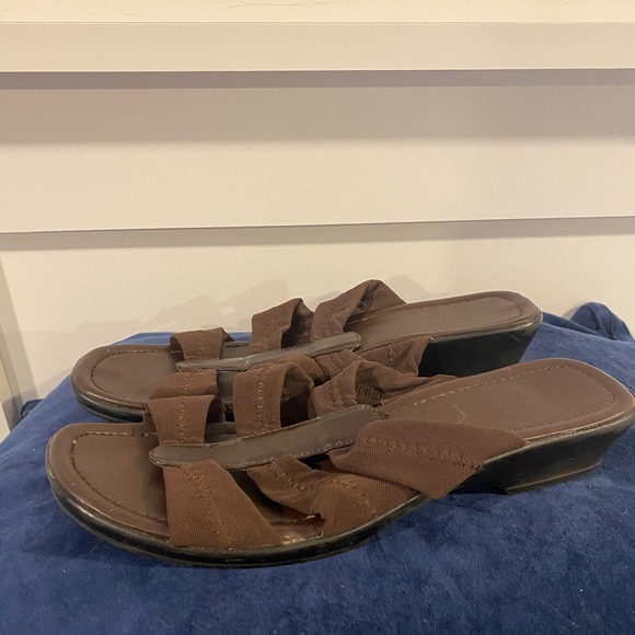 Mootsies Tootsies Chocolate Brown Fabric Slip On Sandals with 1.5” Heel Size 8M - Picture 3 of 9